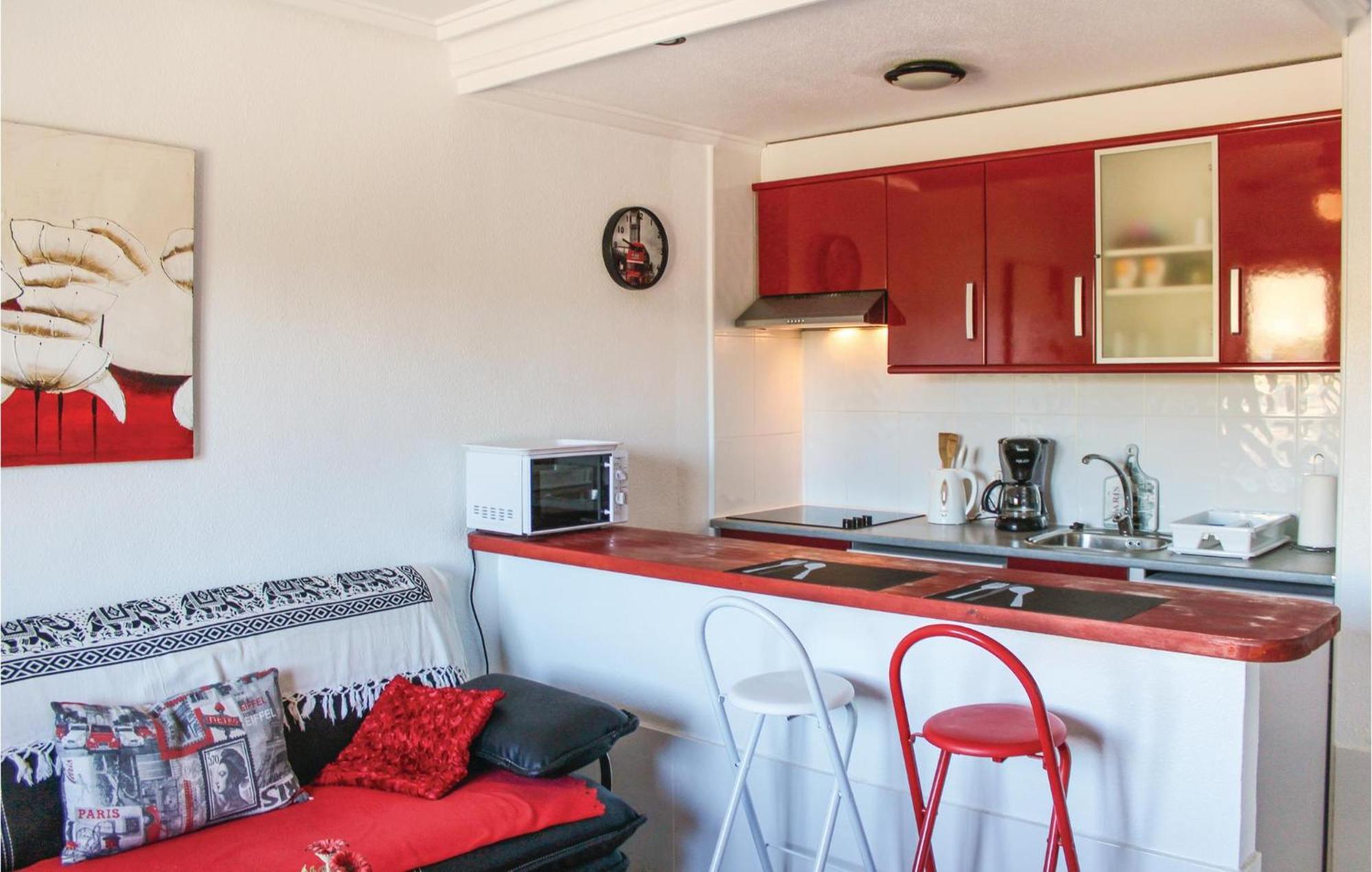 1 Bedroom Gorgeous Apartment In Рохалес Екстериор снимка