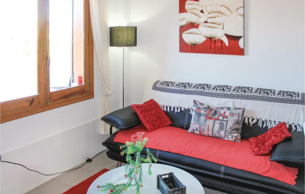 1 Bedroom Gorgeous Apartment In Рохалес Екстериор снимка