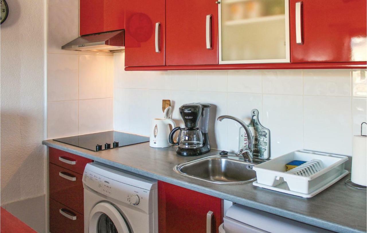 1 Bedroom Gorgeous Apartment In Рохалес Екстериор снимка
